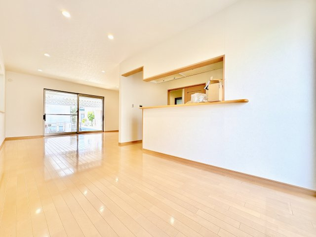 広々としたリビングが魅力！　最新のリフォームで生まれ変わった、家族みんながくつろげる空間です。　