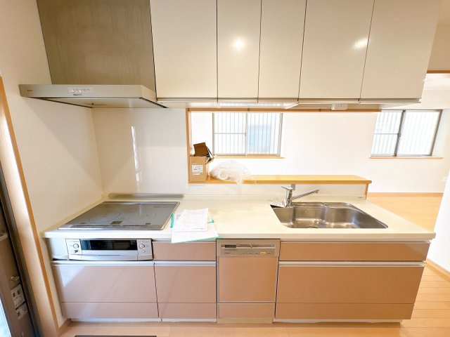 家族や友人と楽しく料理を楽しめる、広々としたシステムキッチン。　ここから始まる素敵な暮らしを想像してみませんか？　