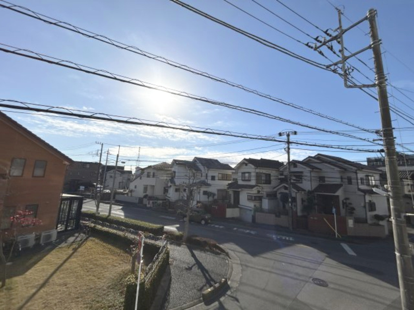 南東向きで周りに大きな建物はなく、通風・日当り良好です♪