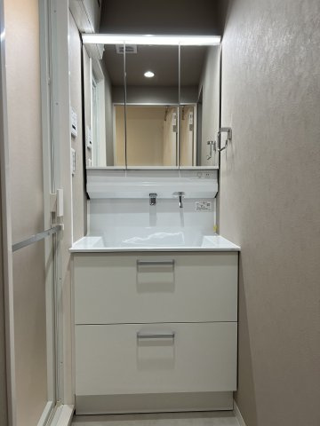 収納が広く、使いやすい独立洗面台です