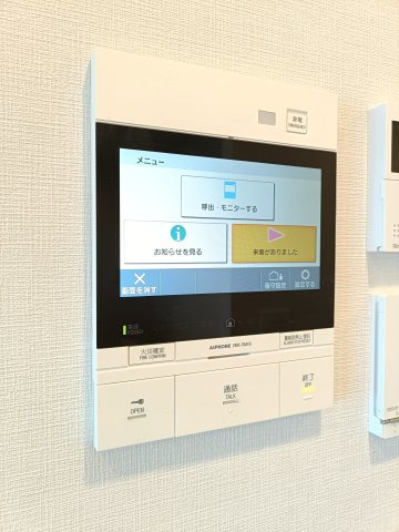 【TVモニター付きインタ－フォン】　来訪者を確認できるＴＶモニター付インターホンでセキュリティ面にも配慮。あると安心感があります。