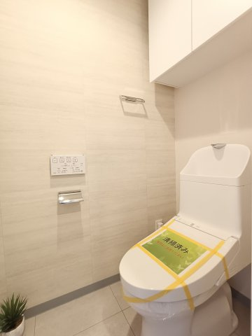 【トイレ】　トイレに省スペースで収納を確保。