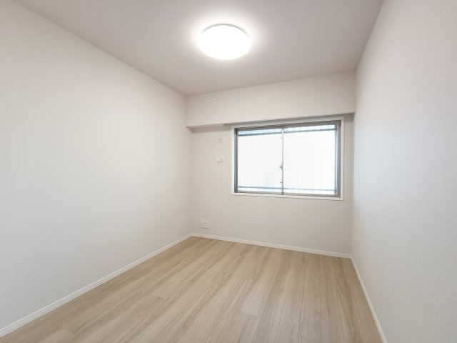 【洋室約5.8帖】　プレーンな空間を自分のスタイルに染める。いつまでも快適に暮せる住まいへ。