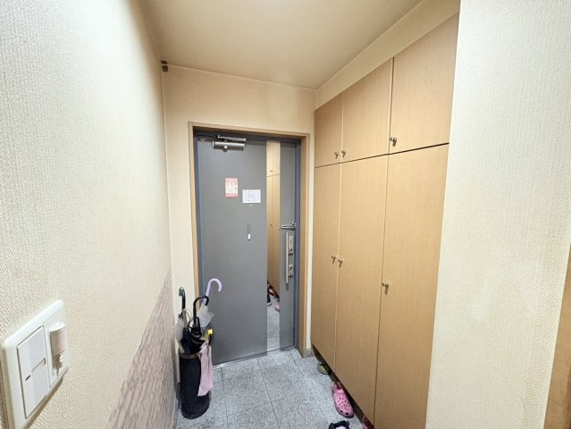 玄関に大容量のシューズボックスが設けられており、ご家族分の靴や外出用品も収納可能。ゆとりある広さで出入りもしやすく、来客時にも好印象。室内と外をしっかり分ける設計で、生活動線もスムーズに整います。