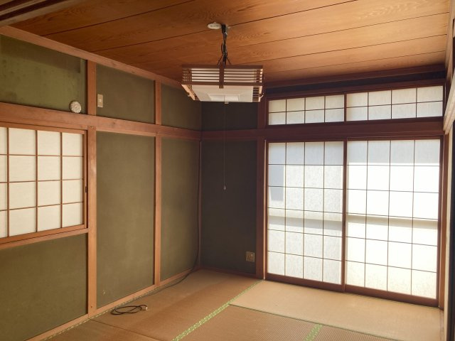二面に障子を備えた和室は、日中も室内が明るく開放的な印象。畳の感触が心地よく、ゆったりとくつろげる空間です。家具配置もしやすく、生活スタイルに合わせた使い方が可能です。