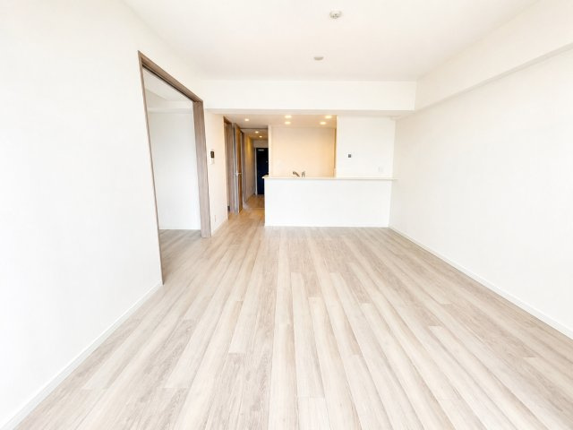 隣接の5帖の洋室を開けると開放感に。閉めて個室として使用する事もできる　間取りです。