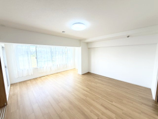 【南西側洋室約13.0帖】リビング横の洋室で広さなんと約13帖！南向きの明るいお部屋です！