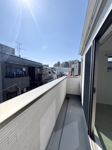 【2階バルコニー】LDKに隣接したバルコニー。リビングからすぐ出られるため、洗濯物干しはもちろん、ちょっと外の空気を吸ってリフレッシュするスペースとしても便利に利用できます。日当たり良好。