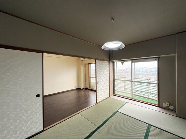 畳のやわらかな質感が心地よい和室です。バルコニーに面しているため採光も確保され、明るく開放的な空間です。LDKと引き戸で仕切られており、来客用やお子様の遊び場、くつろぎスペースとしても活用可能です。