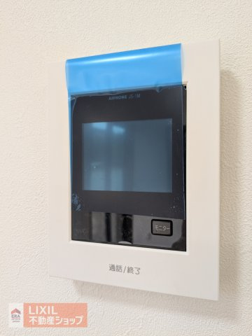 【TVモニター付きインターフォン／現地写真】カラー録画機能で、不在の時のご来客確認や防犯へ配慮。