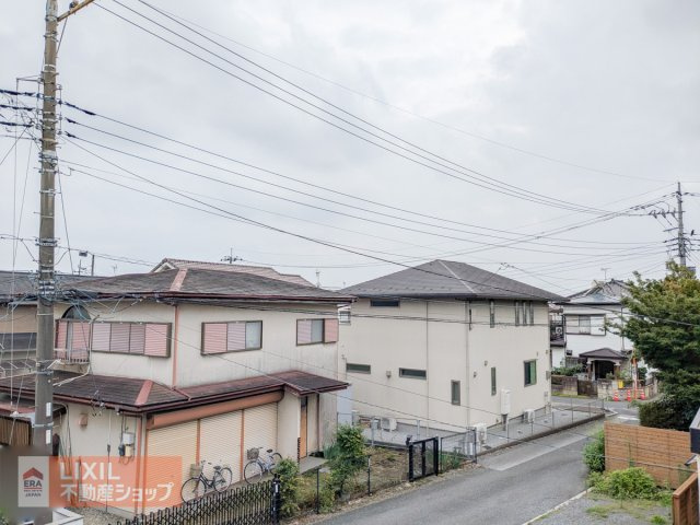 【建物からの眺望／現地写真】バルコニーからの景色です。隣接した建物との間隔はゆったりしています。