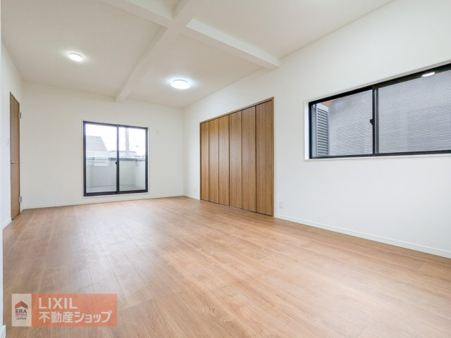 【子供部屋／現地写真】クローゼットがついていおり、学習机、ベッドを設置するのに丁度よい広さ。