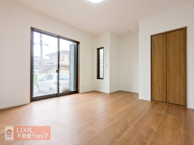 【寝室／現地写真】2階の洋室です。明るい採光の入る落ち着いた雰囲気の部屋です。
