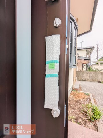 【防犯設備／現地写真】玄関ドアは防犯面に配慮したダブルロック式の鍵を採用。操作は簡単です。