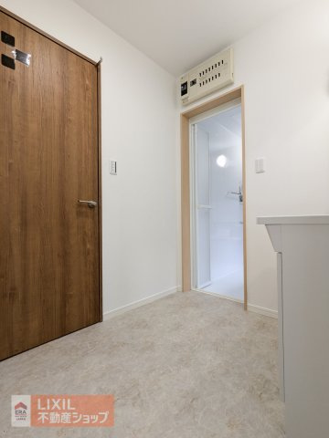 【脱衣場／現地写真】脱衣場への目線対策として天井にロールスクリーンを設置するご提案もいたします。