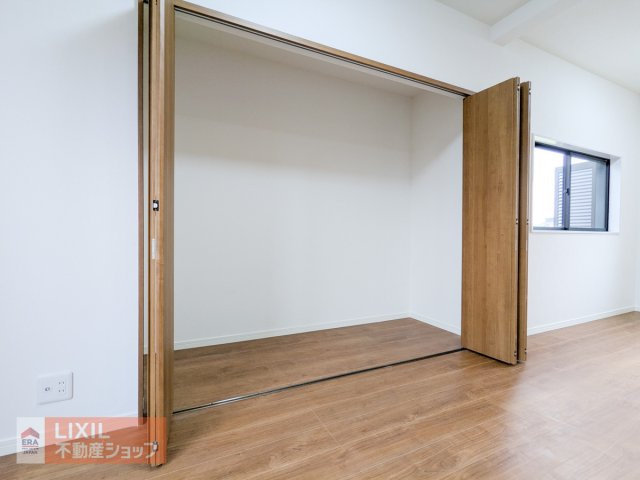 【収納／現地写真】奥行のあるクローゼットが居室についています。大容量の収納ラックなども置けます。