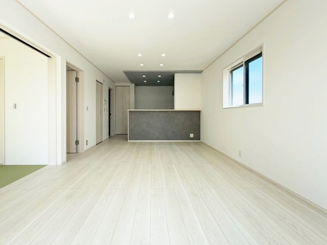 【1号棟　リビング】家族が集まる16.6帖のリビング。天井埋込型の証明にはLEDを採用しています。