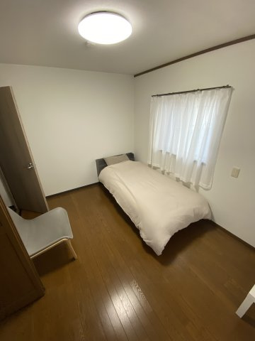 シンプルで使いやすい明るい洋室
