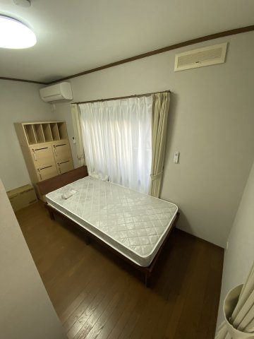 ナチュラルな雰囲気の落ち着いた寝室