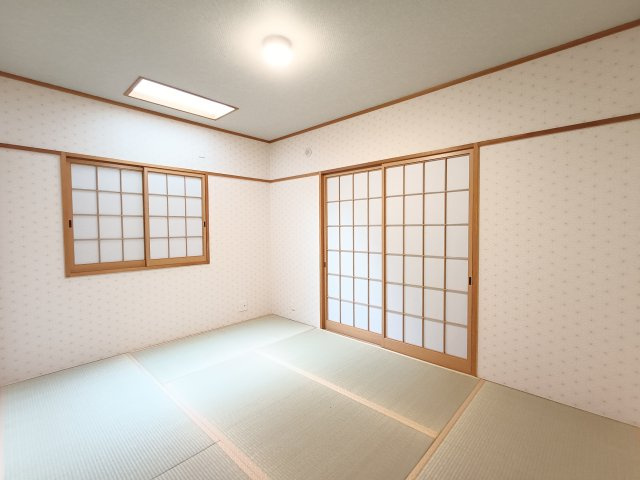 【和室約6.0帖】　裸足でくつろげる和室もございます。畳の香りでリラックス♪