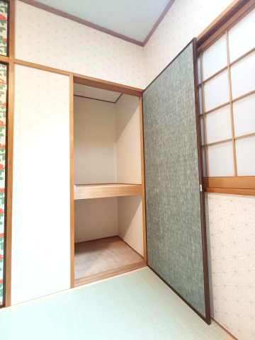 【和室約6.0帖　収納】　押し入れを備え、寝具などの収納もスムーズにできそうです。