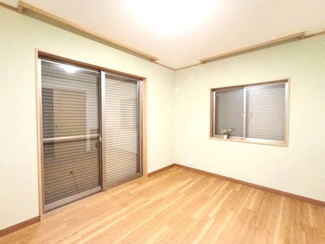 【洋室約6.0帖】　どんな家具にも相性の良いフローリング。お部屋もすっきりと広く見せてくれます。