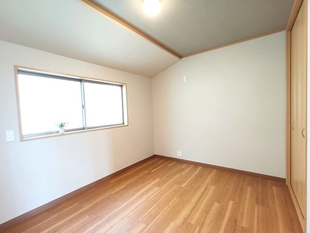 【洋室約6.0帖】　お部屋の形が整っているので、難しく考えずに家具の配置が可能です。