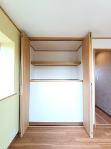 【洋室約6.0帖　収納】　収納も備わり、暮らしやすい空間がデザインされています。