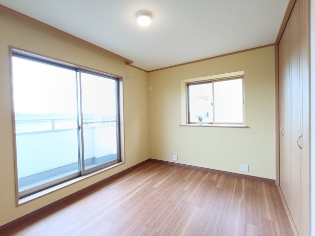 【洋室約6.0帖】　収納力がたっぷりのこちらのお部屋は主寝室向き。出かける準備や大切なお荷物を保管したりと便利にお使いいただけます。