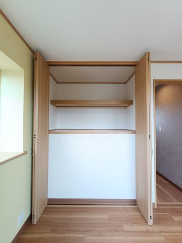 【洋室約6.0帖　収納】　洋室にクローゼットがございますので衣服などスッキリ収納することができます。