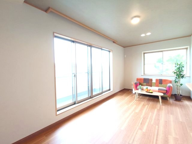 【LDK　約13.7帖】　ゆったりとくつろげる上質なリビングダイニングは、あなたの暮らしに価値のある時間を演出してくれます。