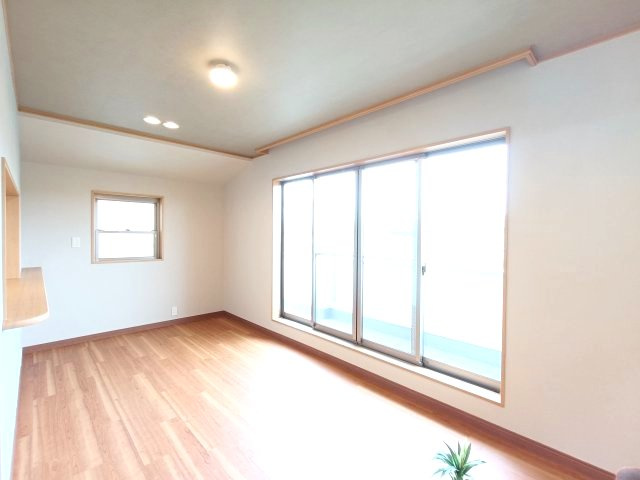 【LDK　約13.7帖】　食事や会話が弾む、開放感のあるダイニングスペース。
