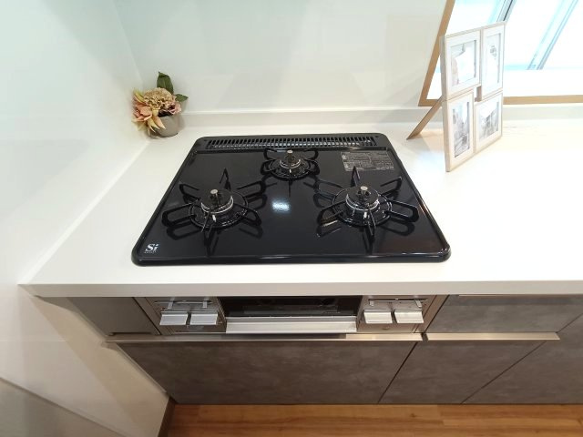 【3口ガスコンロ】　3口コンロ、グリル付きでお料理のレパートリーも増えそうです。
