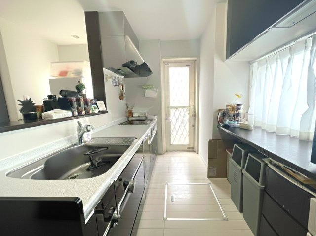 奥行きのあるキッチンスペースは、作業動線がスムーズで家事効率の良い設計。勝手口付きで換気やゴミ出しにも便利です。収納も豊富で調理器具や食器類をすっきり整理可能。ご家族との会話を楽しみながらお料理。