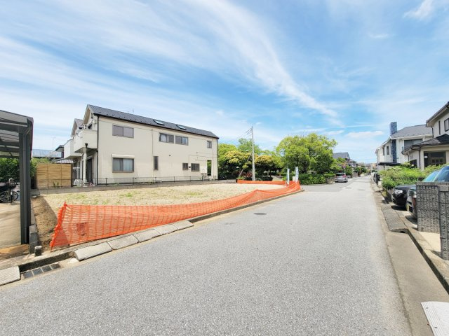 現地（2026年6月）撮影　第一種低層住居専用地域の落ち着いた住宅街で、理想の住まいづくりにぴったりの一画です。周辺環境と街並みに調和する、魅力ある土地をご検討ください。