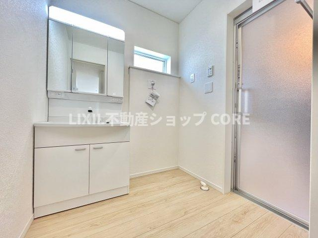 ゆとりの洗面スペースで朝の身支度も快適スムーズに。鏡の裏にはたっぷりと収納スペースを標準装備！　