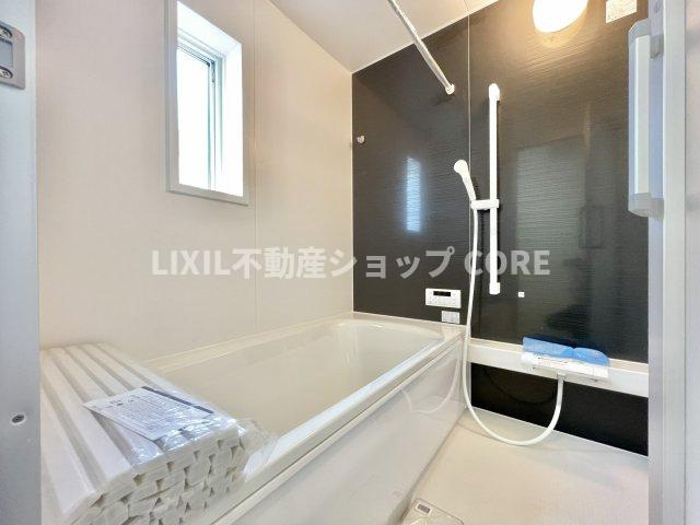 ゆったり入れる一坪バス。足を伸ばして入れるサイズは一日の疲れを癒すのに嬉しい広さですね。　