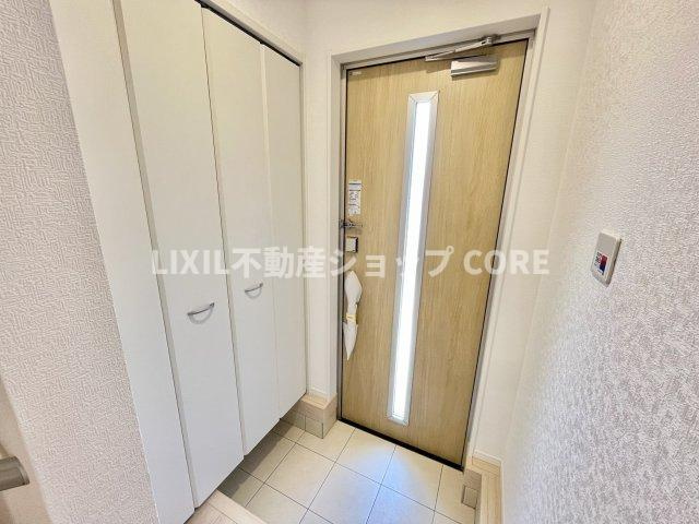 天井までの高さのある下駄箱は収納力たっぷり♪トールタイプのミラーもうれしいですね♪　