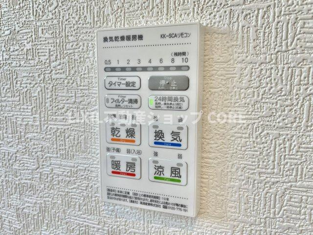 浴室乾燥機能で雨の日でも乾燥が可能。また、浴室内の湿気を排気し、カビの発生を抑えます　