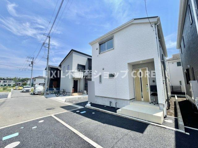 前面道路は閑静な住宅地をはしる車通りの少ない道路。お車の出し入れが苦手なママや小さなお子様にも安心　