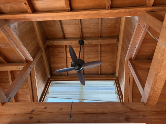 掃き出し窓から陽光が入り、太い梁や柱が露出したデザインです