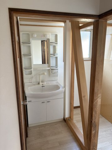 換気用の窓がある浴室で、床と腰壁はタイル貼り仕様です