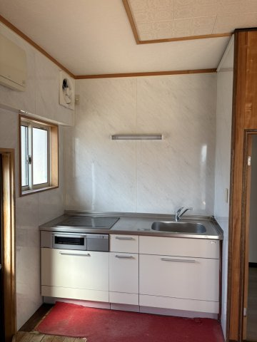 温水洗浄便座を採用し、壁面には木材を使用した内装です