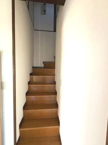 畳の横に板の間が並び、木製の柱がアクセントの和室です