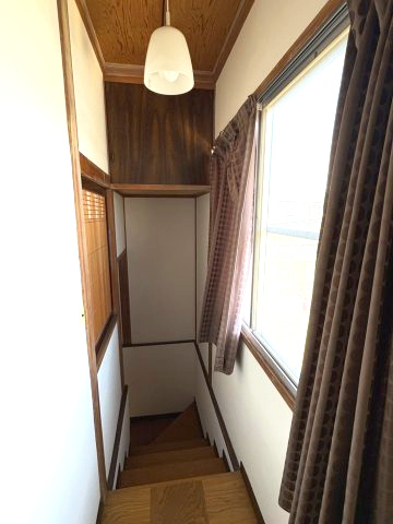 障子越しに採光がとれる、天井の梁が特徴的な和室です