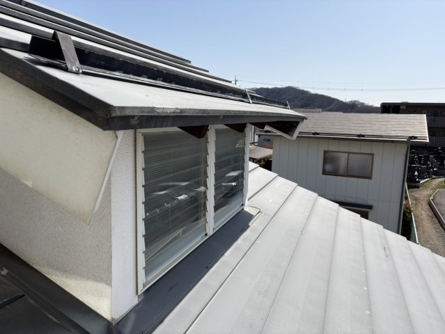 屋根の勾配部分に、採光のための天窓が設置されています