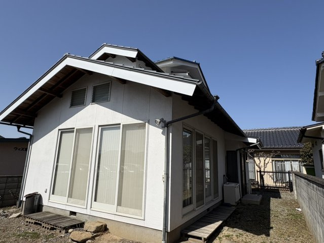 南面に大きな窓が並び、採光が確保された外観です