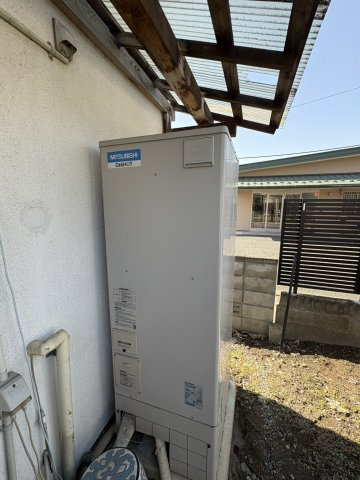 屋外に設置された、三菱電機製のエコキュート本体です