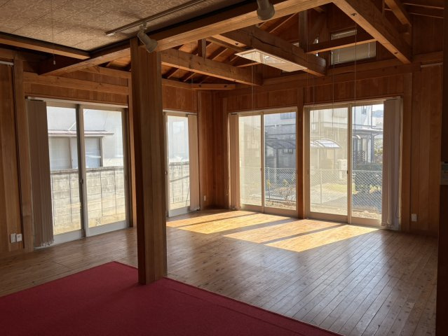 2面に窓があり、木目が壁一面に広がるナチュラルな内装です