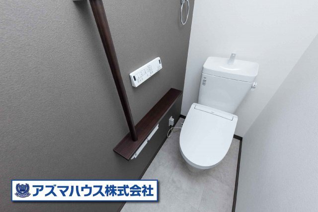 各階にトイレがあるので、朝の慌ただしい時間も安心！手すりを設置し、老後のことにも配慮した設計です。